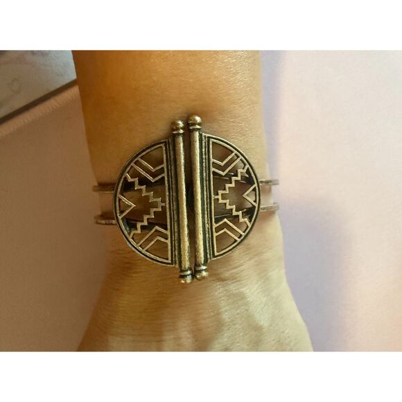 vintage gold tone hinged cuff bracelet - Picture 1 of 4